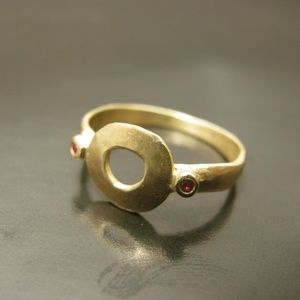 14k Yellow gold ring with 2 Rudy.